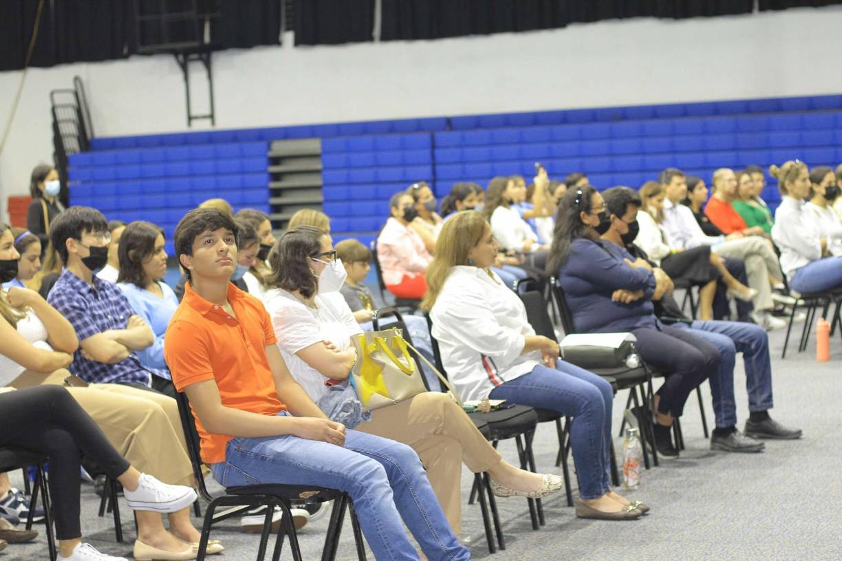 La presentación de los alumnos comenzó a las 5:00 de la tarde y culminó a las 7:00 p.m. con la presencia de otros estudiantes y padres de familia. 