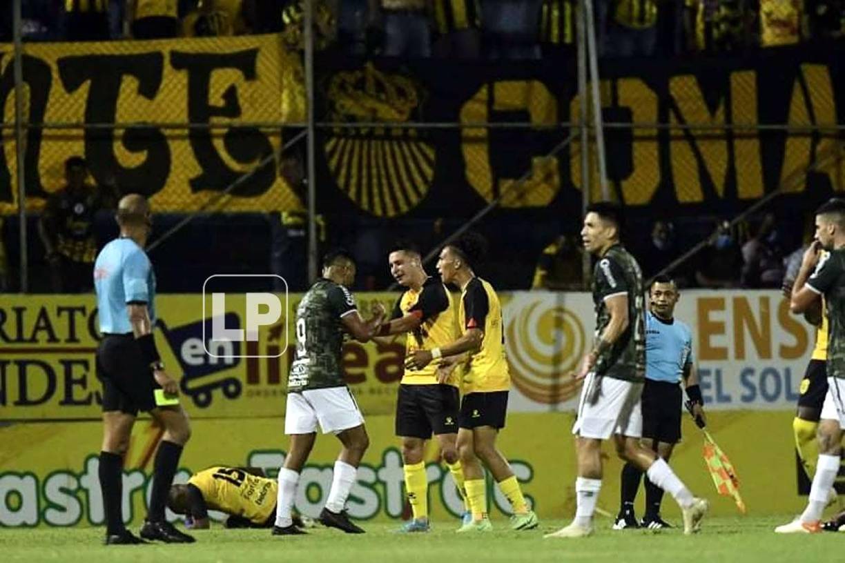 Los ánimos se caldearon en un momento del partido.