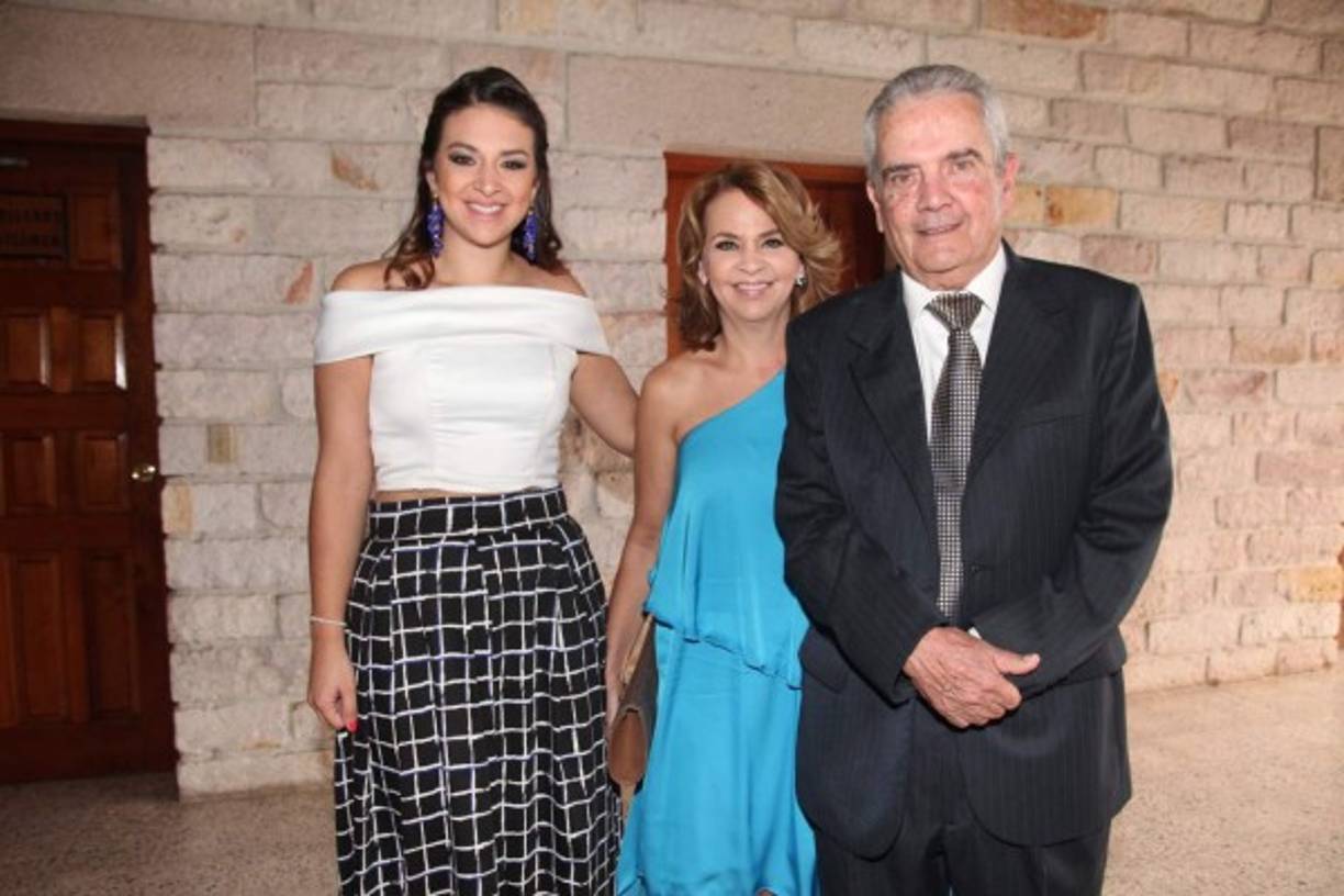 Andrea Handal con Tita y Julio Suárez.