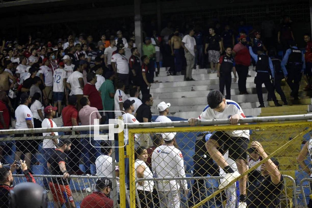 Algunos aficionados intentaron huir de la ‘zona de guerra‘ para salvaguardarse de los disturbios.