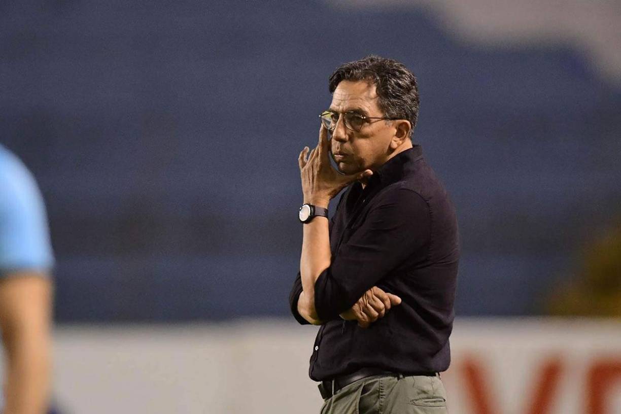 Salomón Nazar resoplando durante su primera derrota como entrenador del Marathón.