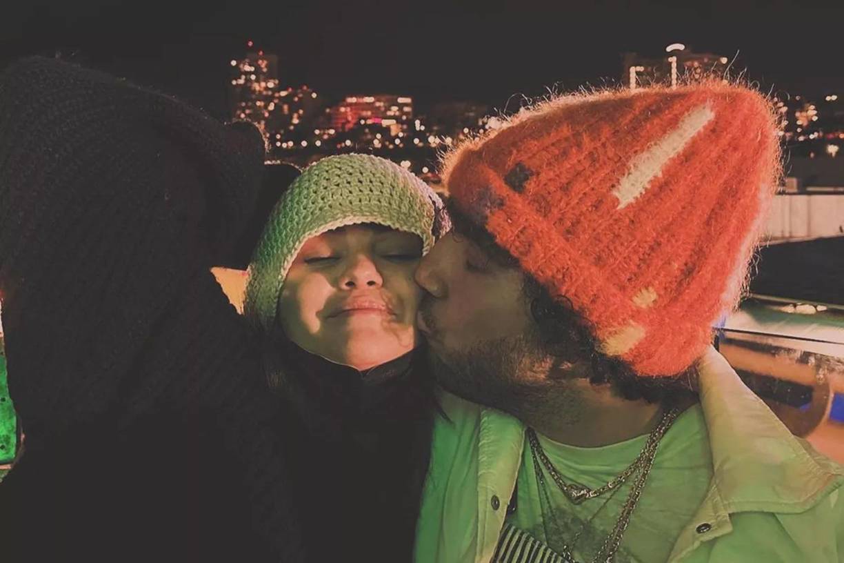 Cuando se mencionó su amistad con la superestrella del pop Taylor Swift, añadió: “Sí, es cierto. Pero sigo sintiendo que tengo una vida privada. Tengo mis sitios a los que ir, y nadie me molesta en, por ejemplo, los partidos de futbol de mi hermanastra Gracie. Nadie me molesta de verdad a menos que esté en todo el jaleo”.