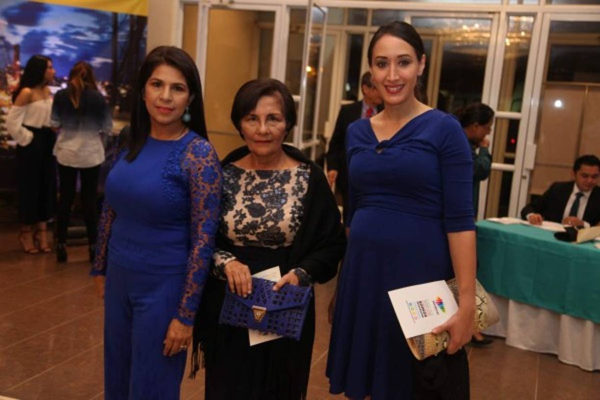 Virna, Martha y Karen Roca.