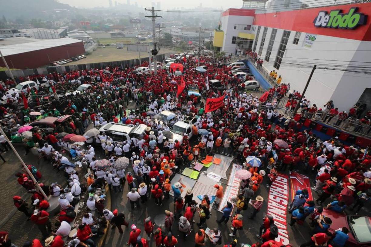 Miles de hondureños salieron a la calles de celebrar el día del trabajador.