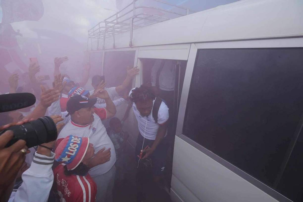 Bajo una cortina de humo de las bengalas salieron los jugadores del Olimpia del autobús que los llevó al estadio Nacional Chelato Uclés.