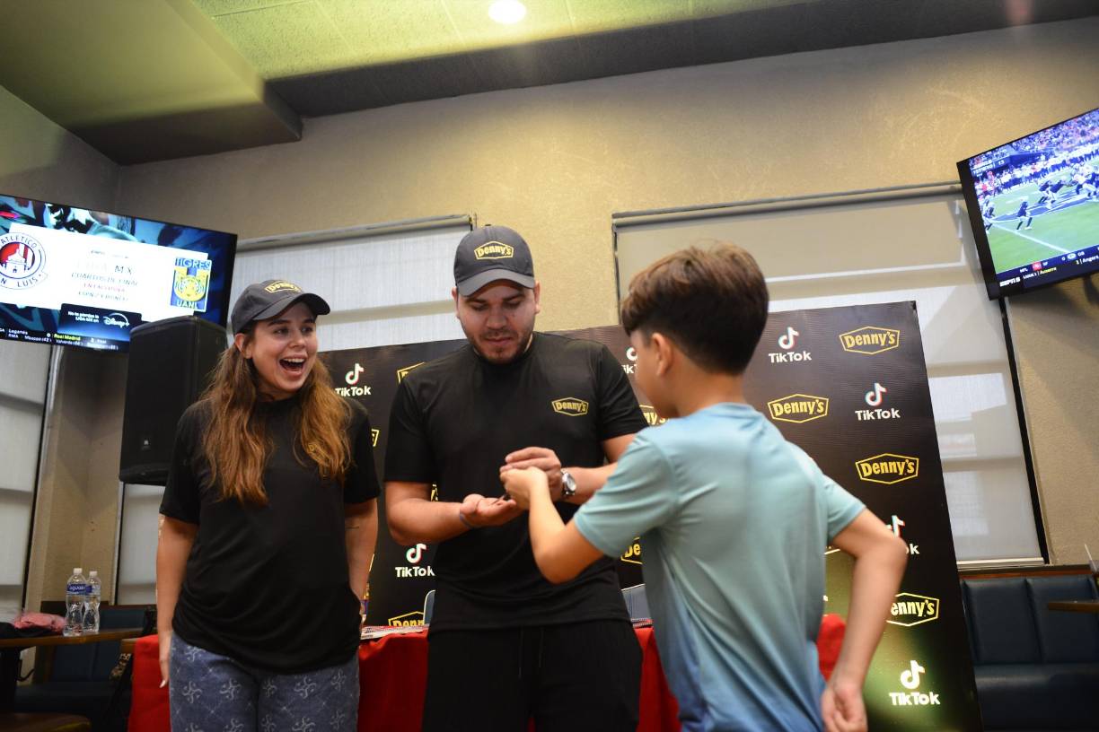 El pequeñito les regaló unas pulseritas a Antonia y Chavi, y de la emoción que tenía por conocerles, rompió en llanto.