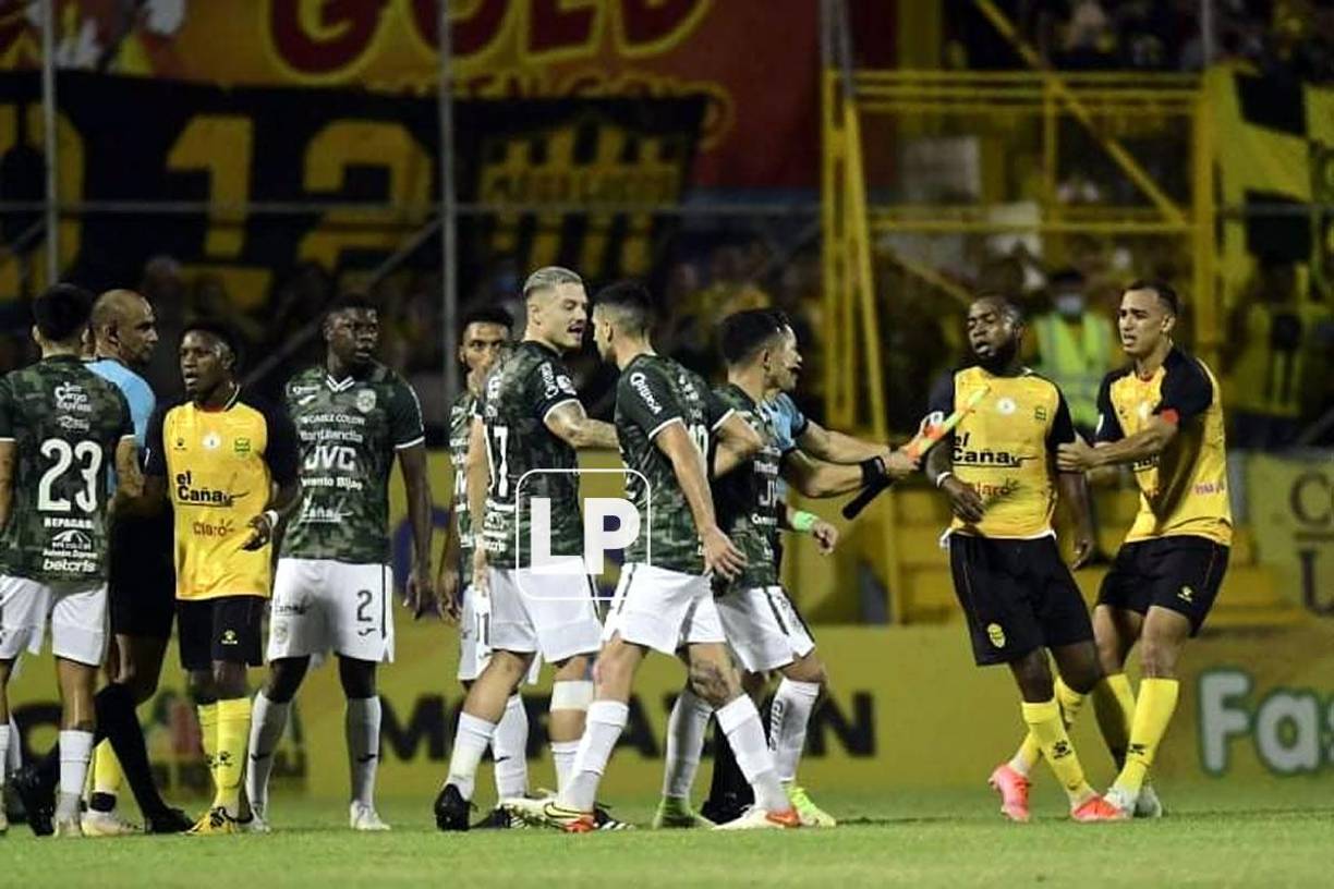 Los ánimos se caldearon en un momento del partido.