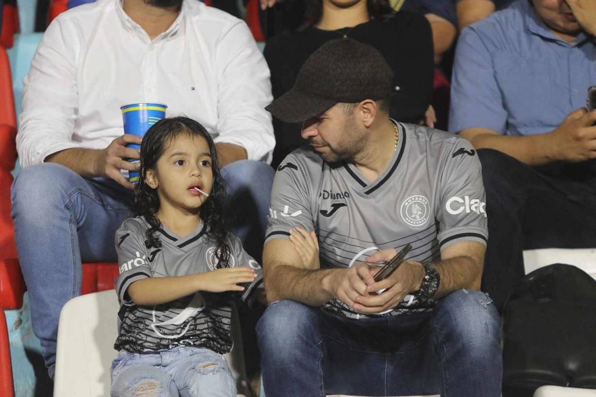 Un padre motagüense orgulloso con su hija en el estadio Nacional Chelato Uclés. ¡Qué lindo es el fútbol!