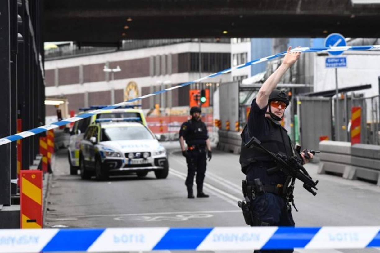 Al menos dos personas han muerto y varias han resultado heridas como consecuencia de que un camión atropellase a una multitud en una zona peatonal en el centro de Estocolmo, en lo que las autoridades consideran un atentado terrorista.