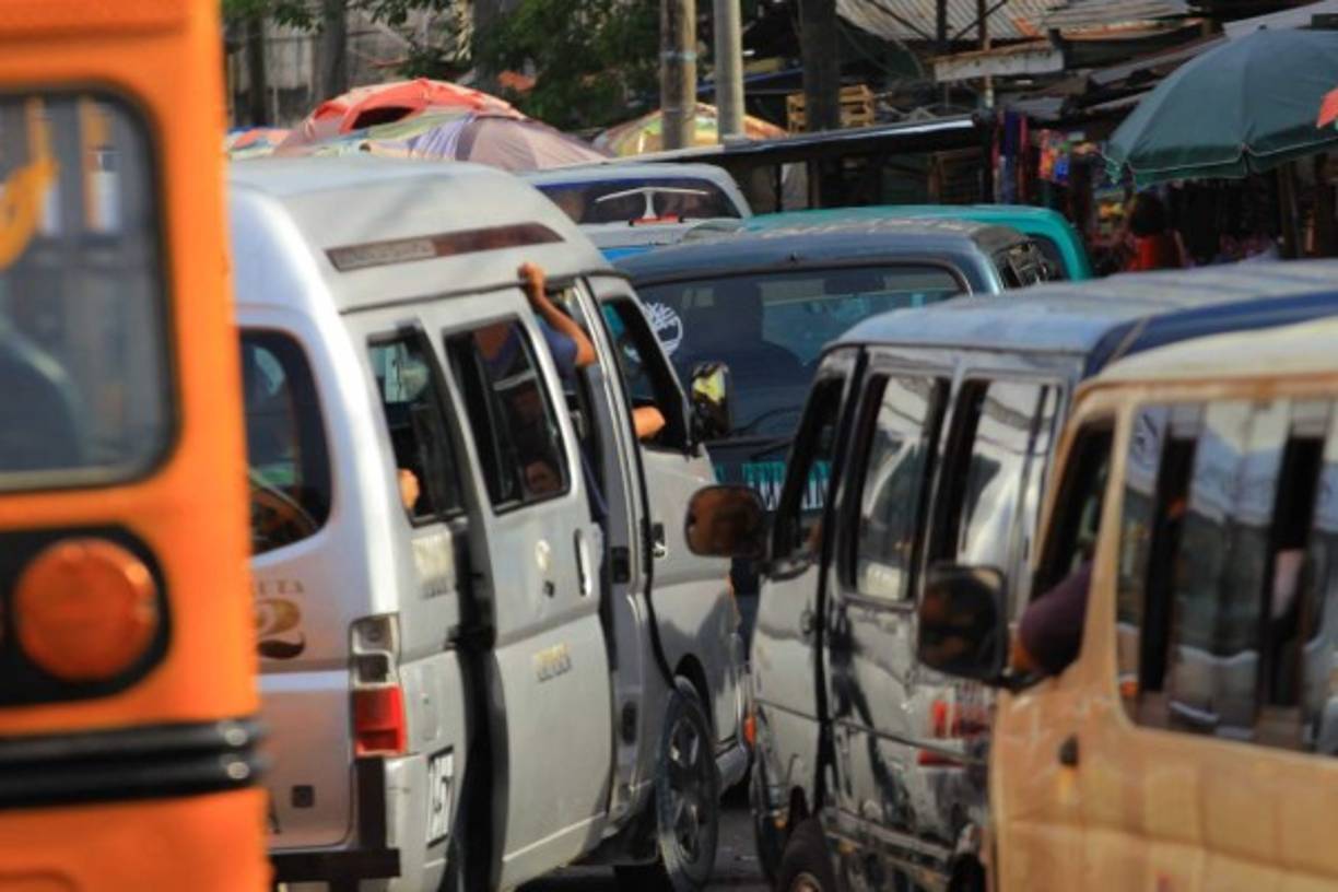 Las rutas del transporte convergen a diario en el centro de San Pedro Sula y se convierte en un caos vial y un peligro para los peatones y conductores. Fotos: Melvin Cubas