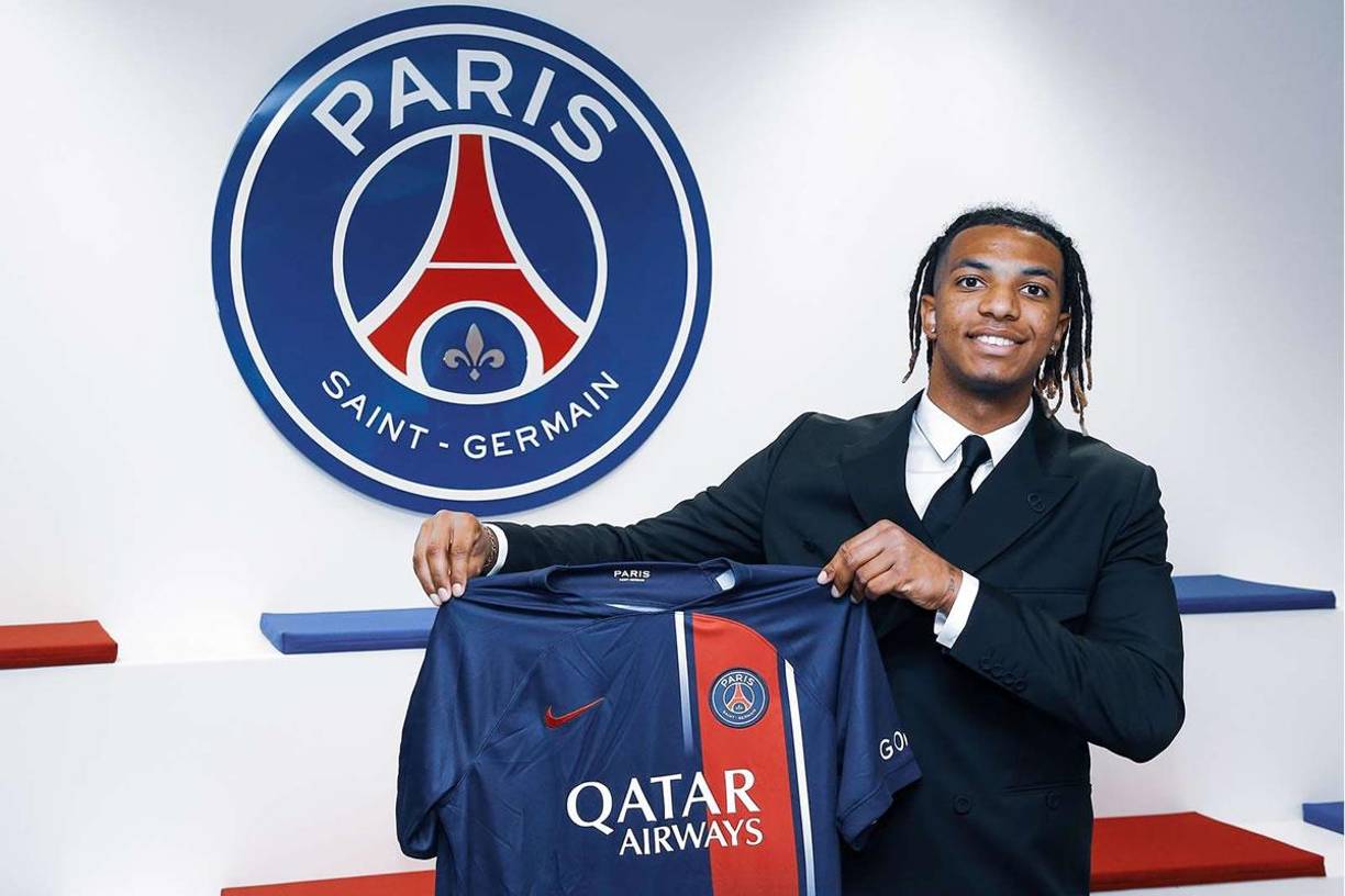 El Paris Saint-Germain anunció este miércoles su sexto fichaje de la pretemporada, el del joven italiano de 18 años Cher Ndour. El centrocampista, internacional italiano en categorías sub-15 y sub-16, llega procedente del Benfica y ha firmado por cinco temporadas, anunció el club parisino en un comunicado. Su llegada se suma a los de Marco Asensio, Manuel Ugarte, Lucas Hernandez, Kang-in Lee y Milan Skriniar.