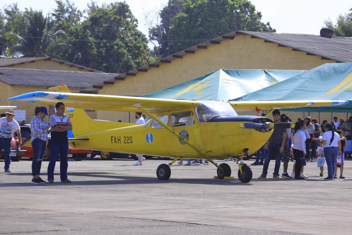 Todas las familiasasistentes podrán disfrutar de aeromodelismo, exposición estática de aeronaves civiles y las aeronaves militaresCH-47 y el famoso helicóptero Black Hawk.