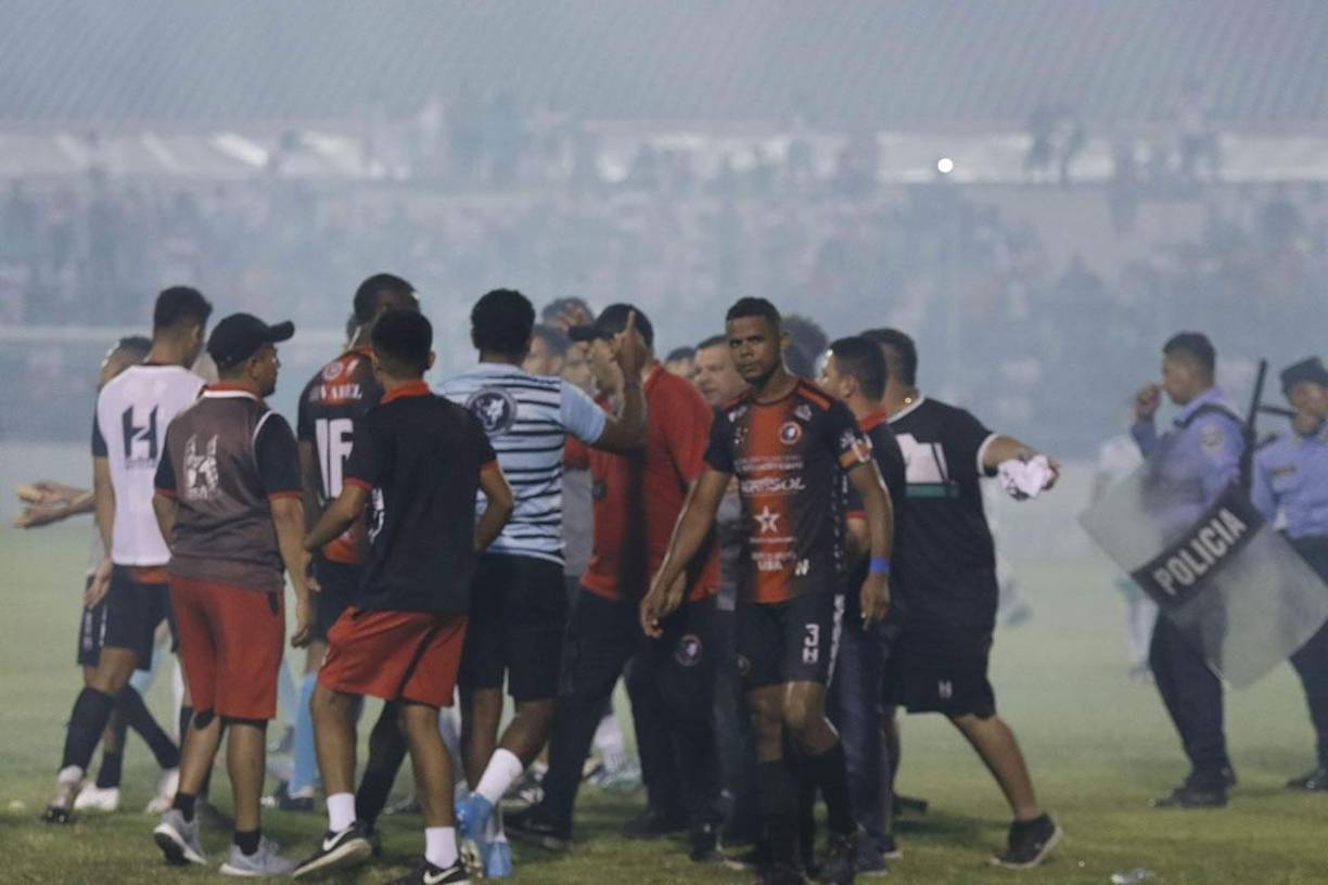 Esa situación provocó que el partido se detuviera por unos 40 minutos.