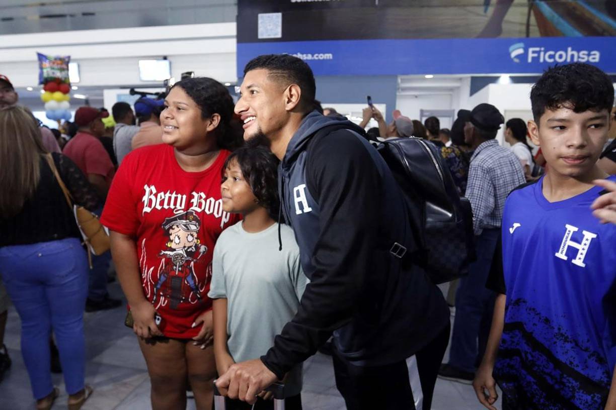 Bryan Acosta se tomó un tiempo para tomarse fotografías con la afición catracha.