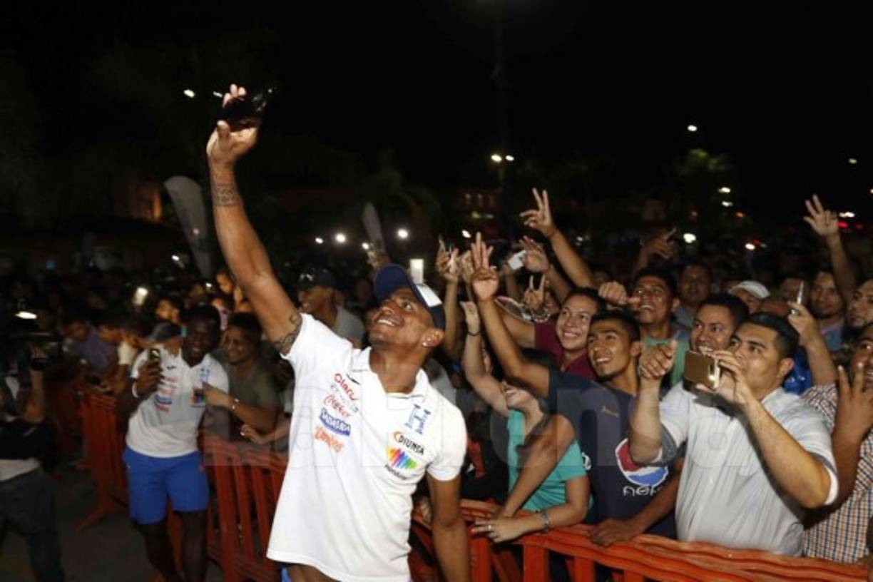 Carlo Costly no perdió la oportunidad para tomarse selfies con los aficionados.
