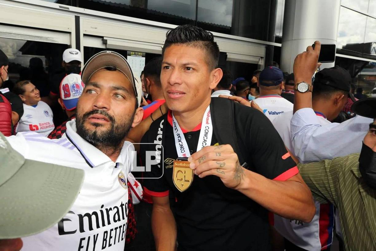 Jonathan Paz posando para una selfie con un aficionado a la salida del aeropuerto capitalino.