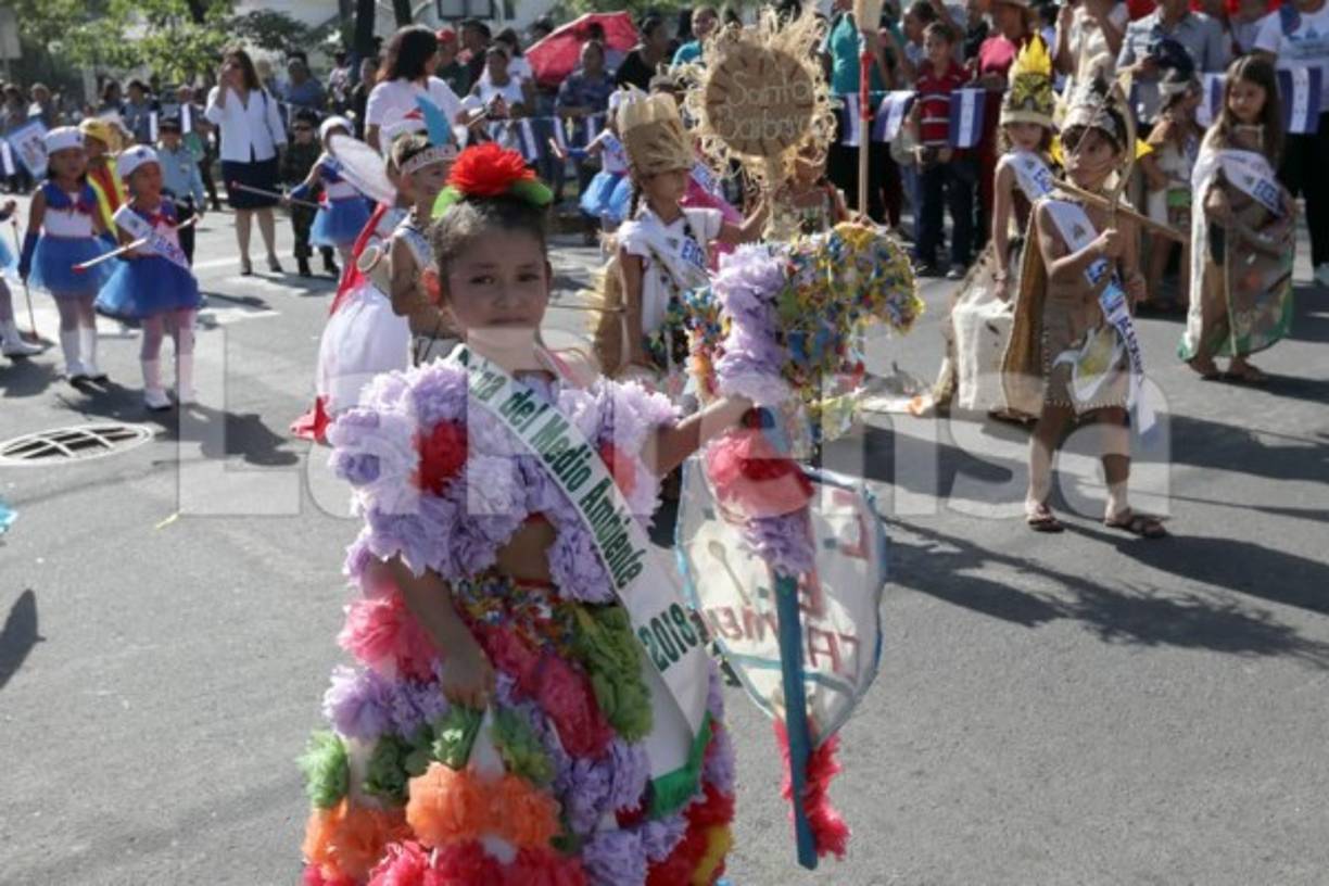 Cada una de los jardínes escolares llevaron a sus representantes de niña independencia, la india bonita y otros hasta la reina del medio ambiente.