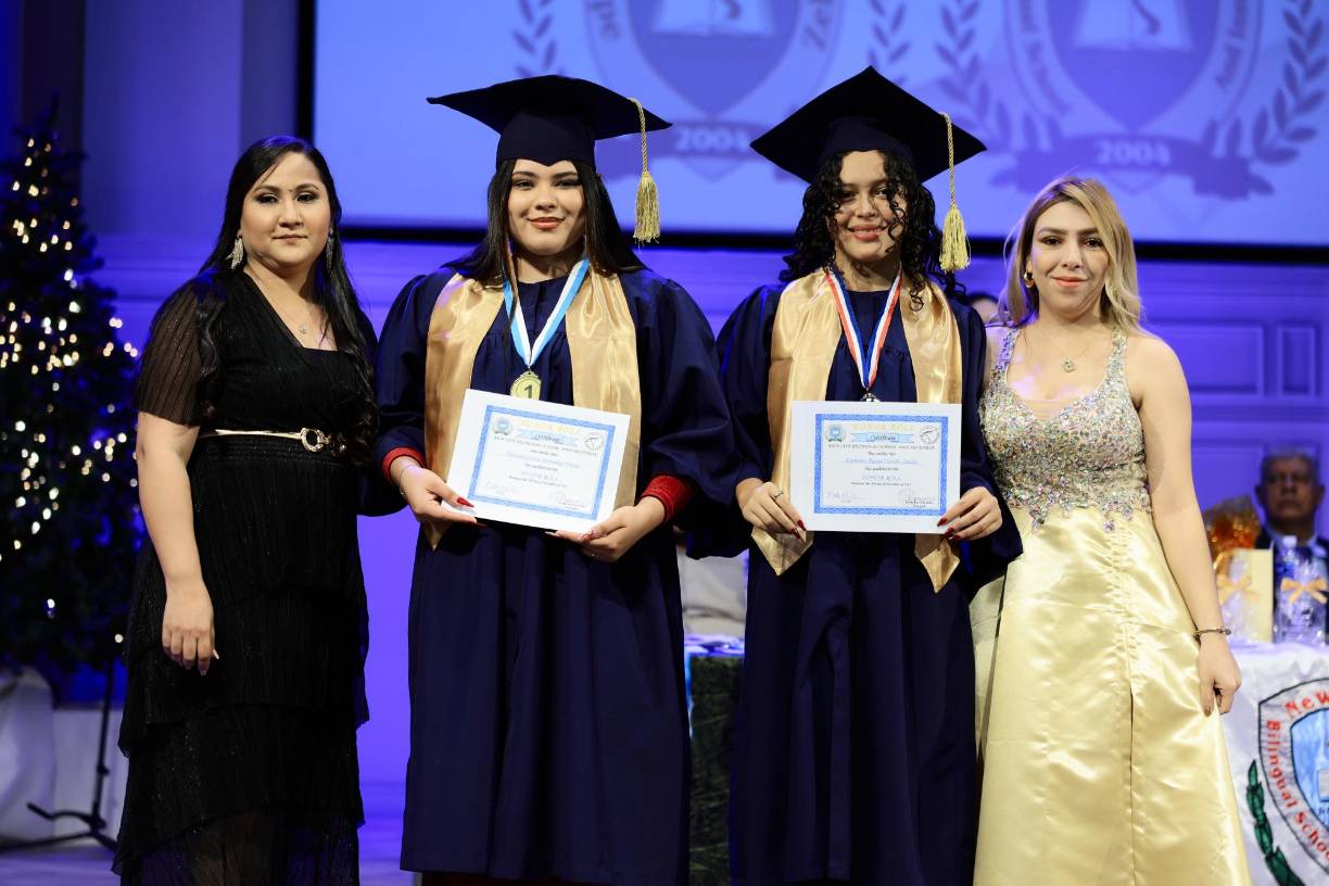 La directora académica Karen Portillo con Alexandra Stacy Maradiaga Amaya, Katherine Raquel Castillo Zavala y Bella Murillo. 
