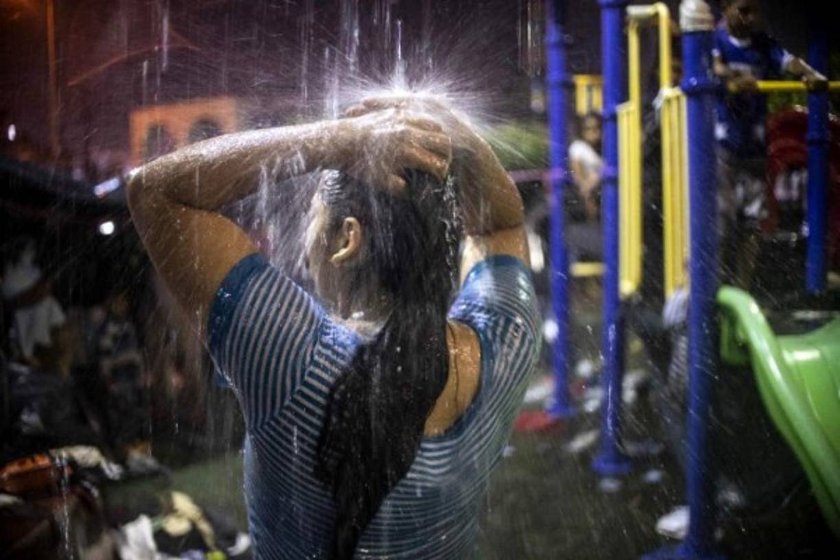 Las mujeres aprovecharon el lugar para poder refrescarse.
