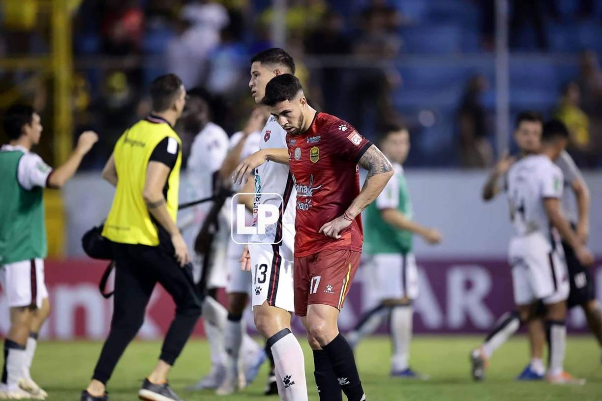 Pedro Báez, cabizbajo tras la derrota del Real España ante Alajuelense.