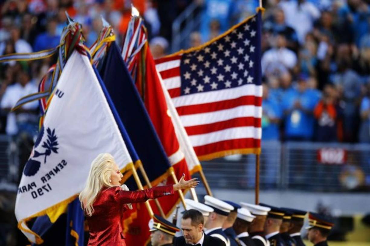 Lady Gaga usó dos zapatos distintos para cantar el himno de Estados Unidos en el Super Bowl 50.
