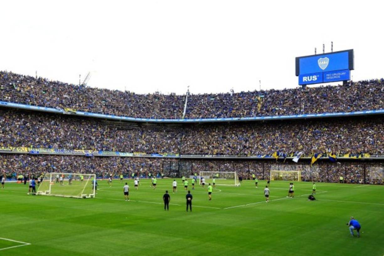Sin la posibilidad de concurrir el sábado al Monumental, los fervientes aficionados de Boca se dieron cita esta tarde en el estadio para asistir a una práctica abierta que se extendió por apenas 37 minutos y a la que denominaron 'Bombonerazo'.