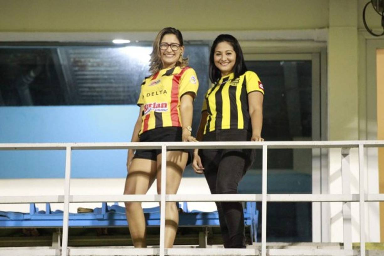 Estas dos bellas chicas apoyando al Real España en el estadio Morazán ante Parrillas One.