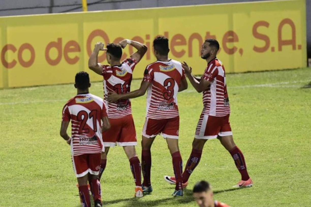 Así celebró Esdras Padilla y sus compañeros en el lado que estaba la barra del Real España.