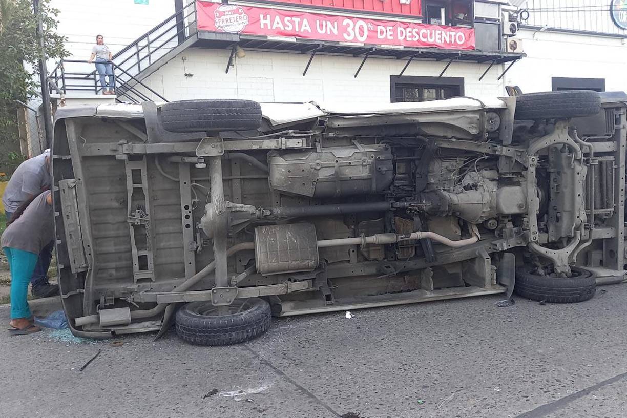  La conductora resultó lesionada y fractura en uno de sus brazos por lo que fue llevada a un centro asistencial de la ciudad.