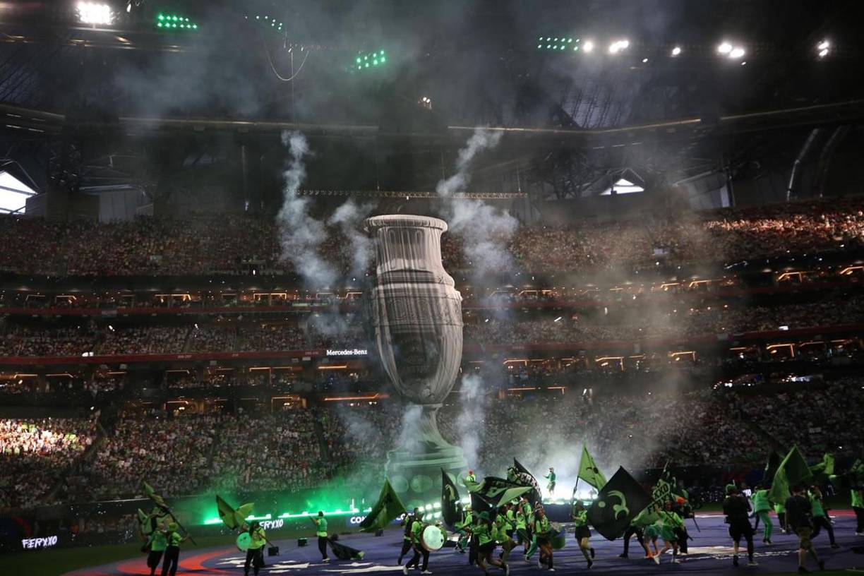 Un baile cargado de color, con fuegos artificiales y las tradicionales barras y estrellas le dieron lugar al artista colombiano Feid, quien interpretó su hit Luna antes de que la mascota oficial invadiera el terreno de juego para desplegar un magnífico holograma gigante de la Copa América en las tribunas.