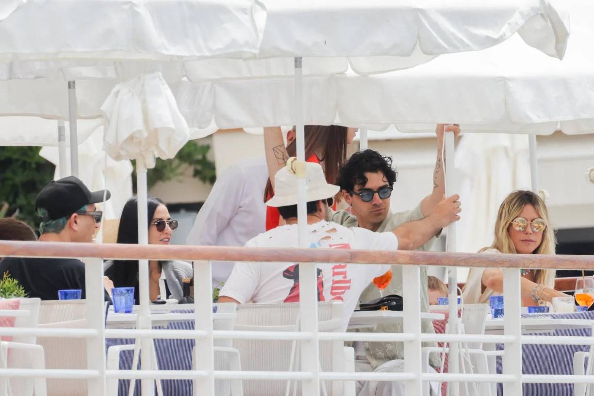 La actriz de 61 años, que se robó el show en el Festival de Cine de Cannes con una serie de looks llamativos en la alfombra roja, conoció al cantante de 34 años mientras estaba en el sur de Francia el mes pasado, según fuentes internas.