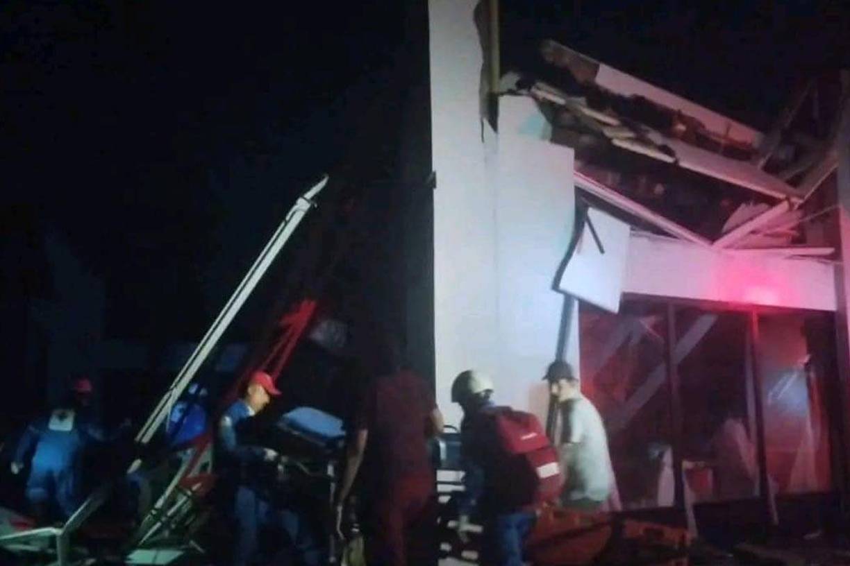 Durante la celebración de la boda, en una noche lluviosa y con relámpagos, se desplomó el techo del local.