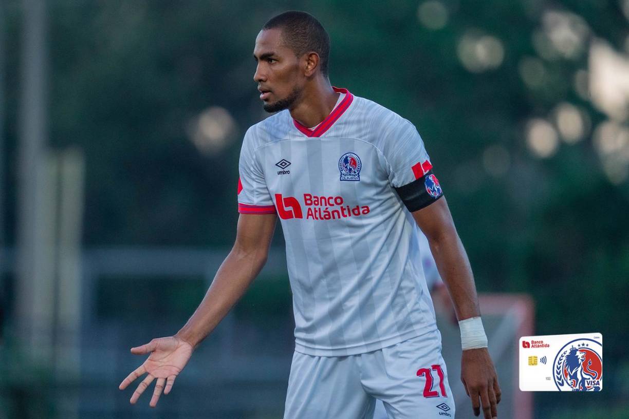 Jerry Bengtson - El veterano delantero hondureño asegura que le gustaría retirarse en Olimpia y revela que recibió ofertas de equipos de otros países, pero prefirió quedarse en el León. “Me han salido varias ofertas, el torneo pasado, hace un año, siempre llegan propuestas, pero me siento feliz acá, tengo la familia cerca y todo, pero si me sale una oferta de Asia me iría. Si es de Sudamérica o Estados Unidos mejor me quedo en Olimpia”.