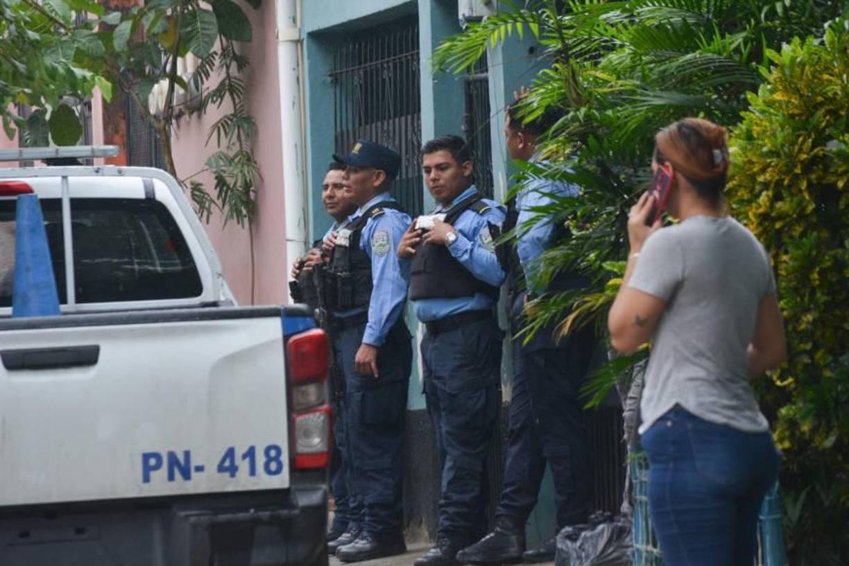 En un intento por solucionar la situación, Cruz decidió buscar el duplicado de las llaves en su casa. 