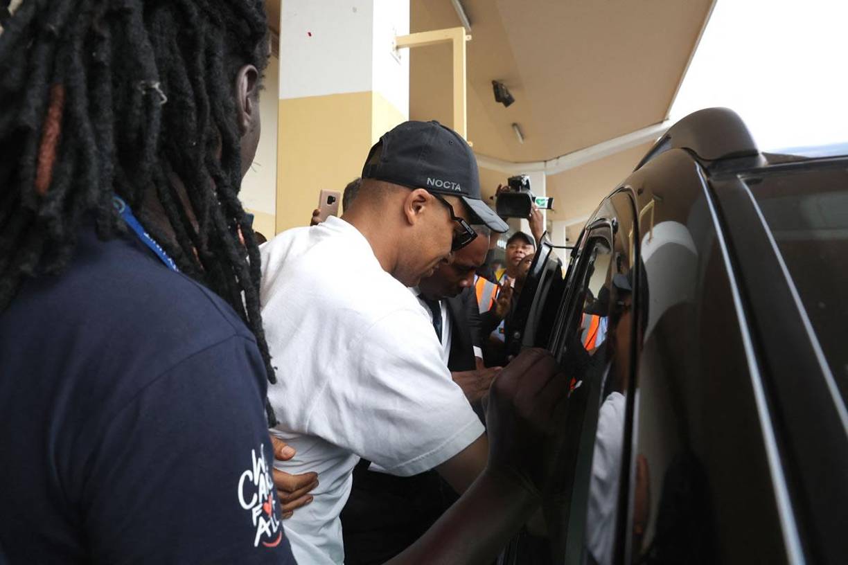 Mbappé fue arropado por los cientos de aficionados que se acercaron a saludarlo a su llegada a Camerún.