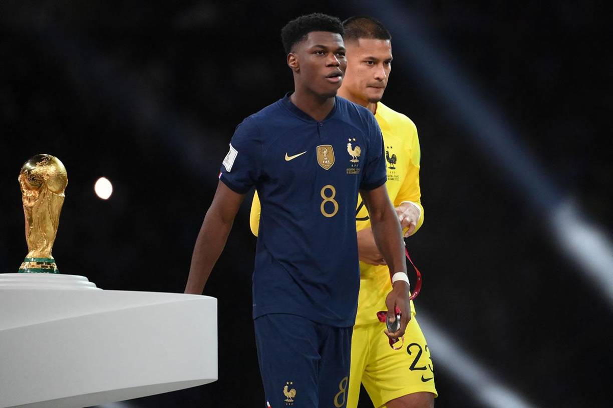 Aurélien Tchouaméni, que falló un penal, tampoco quiso quedarse con la medalla colgada al cuello.