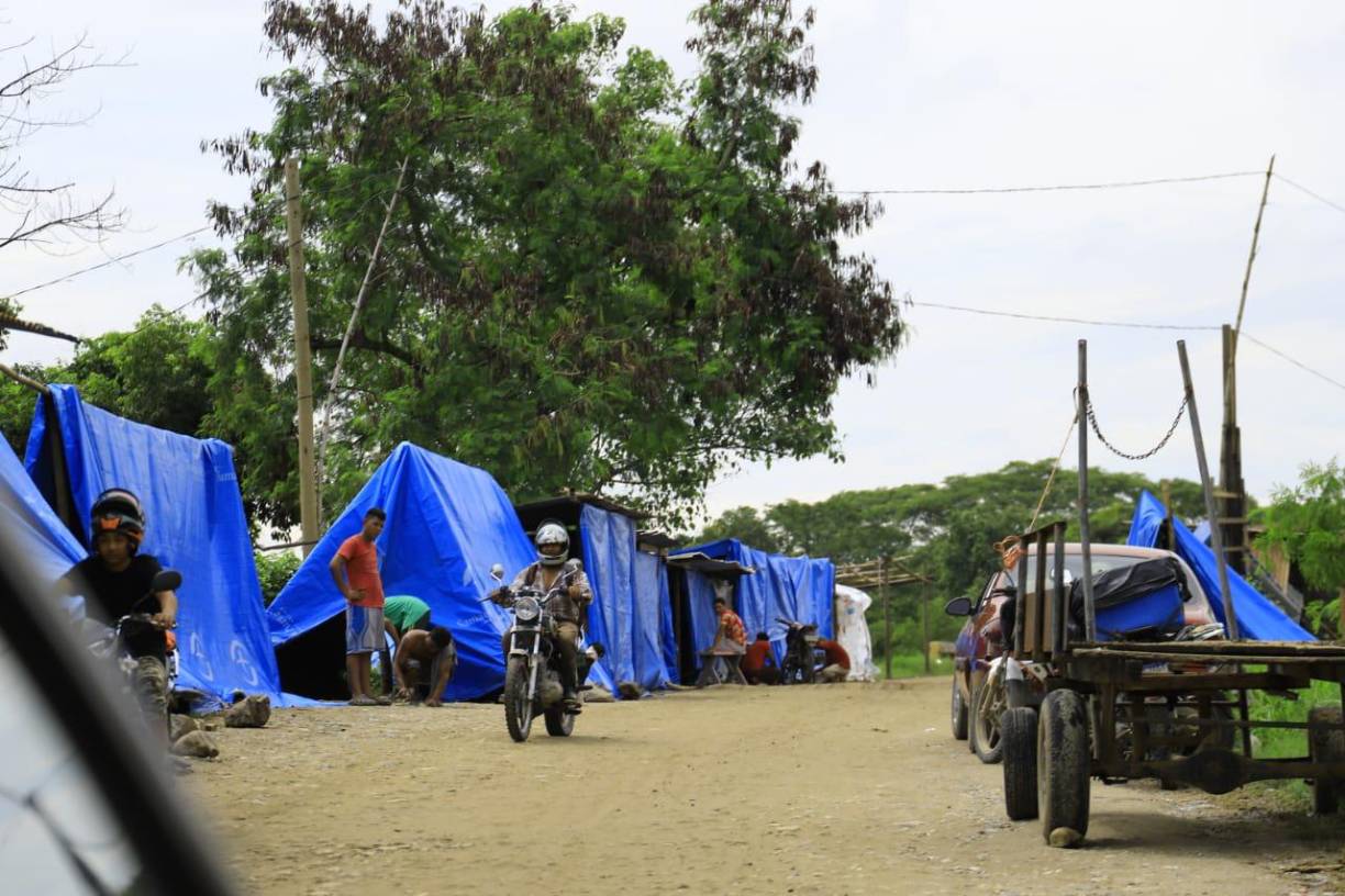 Hasta el momento, según el recuento de las autoridades, al menos 15,000 personas han sido evacuadas en La Lima. 