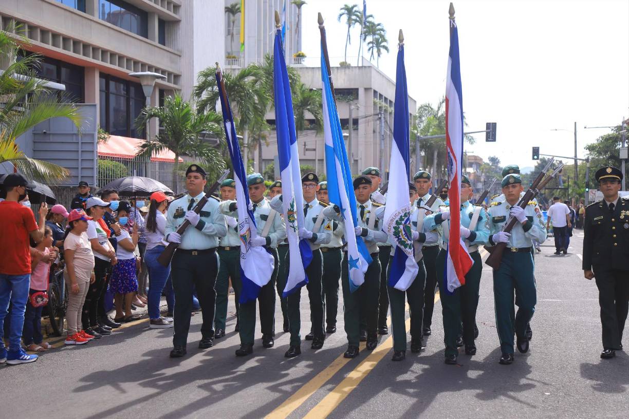 El mismo jueves se conmemorará la muerte del general Francisco Morazán y los institutos nocturnos desfilarán con antorchas desde el parque hasta la Plaza de las Banderas.