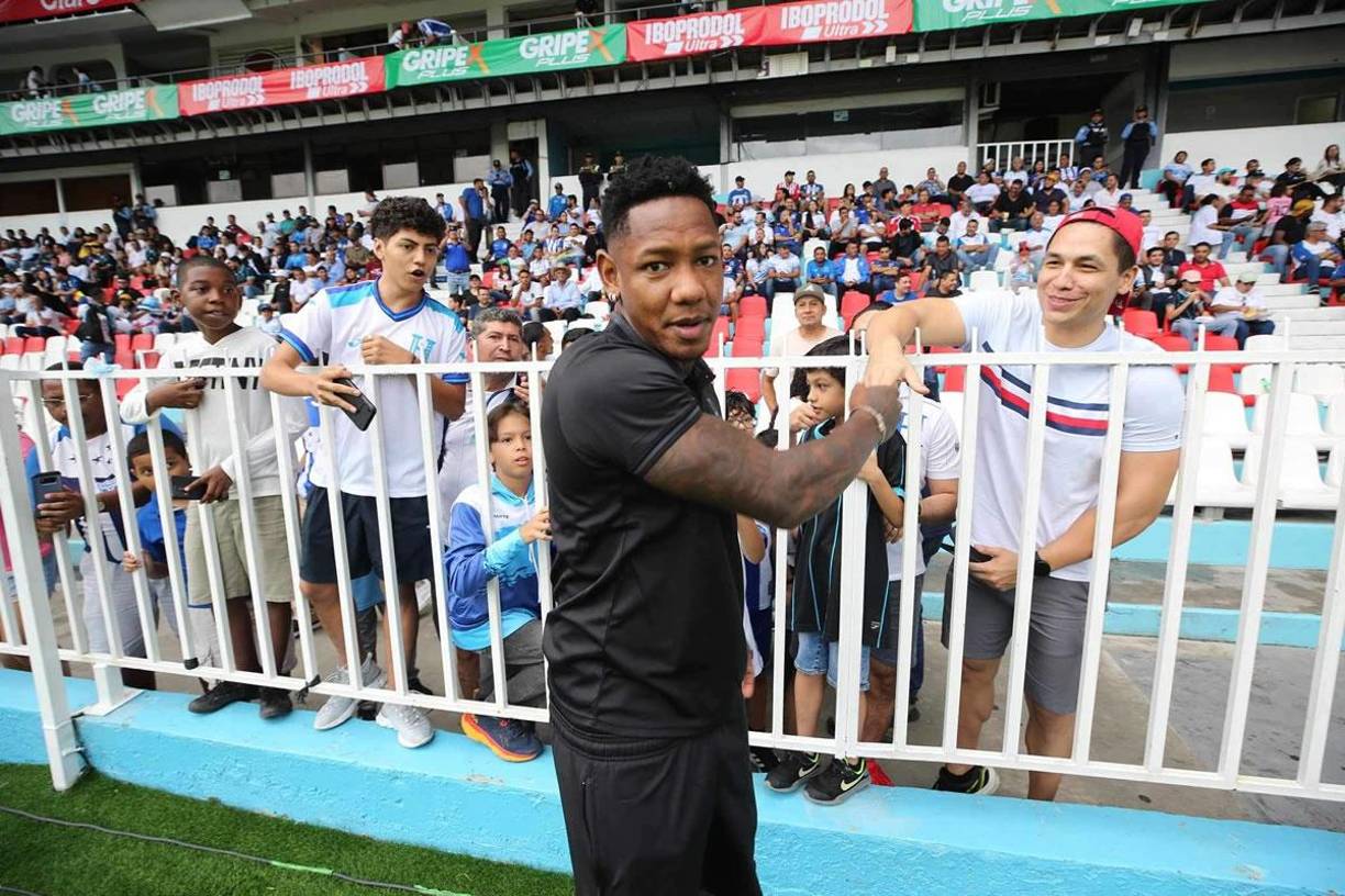 Antes del inicio del partido, varios seleccionados saludaron a los aficionados cuando llegaron al estadio Nacional Chelato Uclés. Romell Quioto se mostró amigable y sonriente.