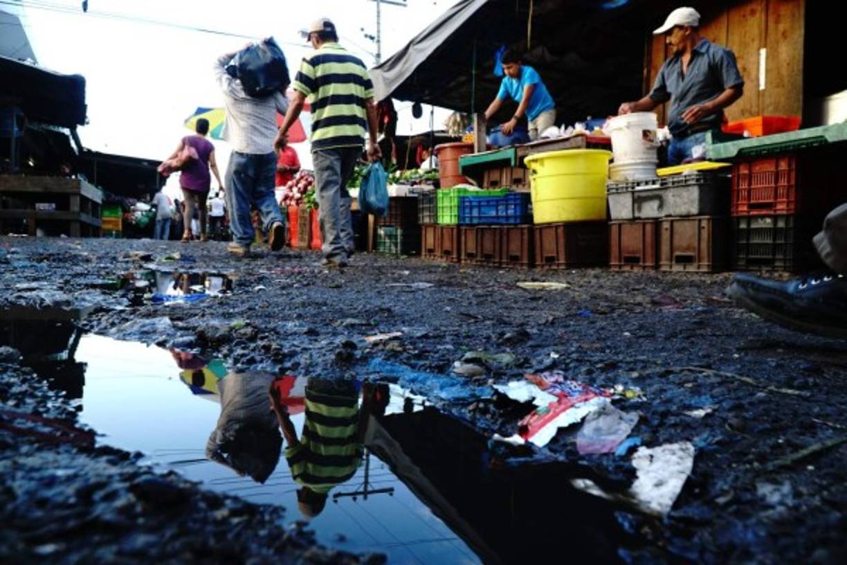 No solo los vendedores sufren esas condiciones, también los clientes que llegan a comprar los productos.
