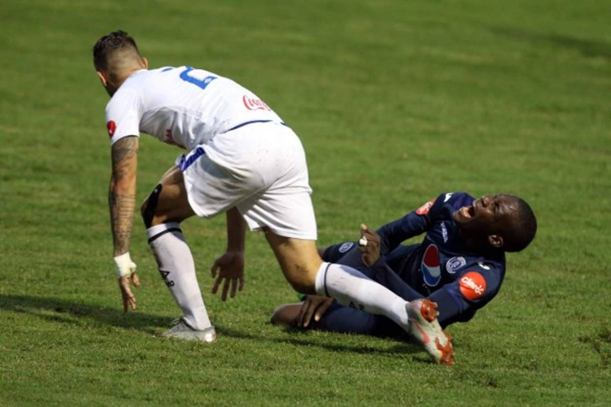 Rubilio Castillo con gestos de dolor tras una falta del defensa argentino del Olimpia, Esteban Espíndola.