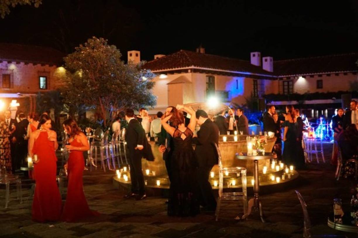 Los invitados disfrutaron de un cóctel bajo una noche fresca y envueltos en un aura de romanticismo guatemalteco. <br/>