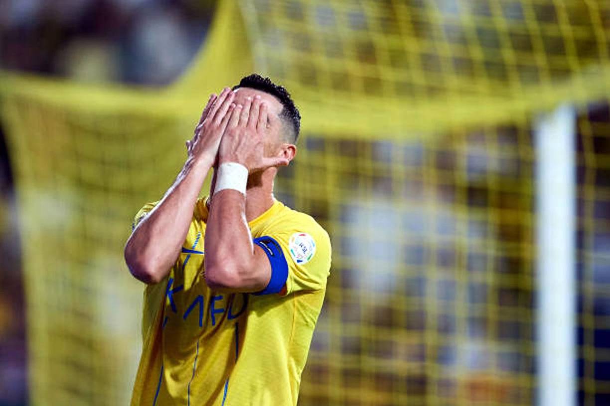 Así se lamentaba Cristiano Ronaldo en el partido contra el Damac tras sus goles anulados.