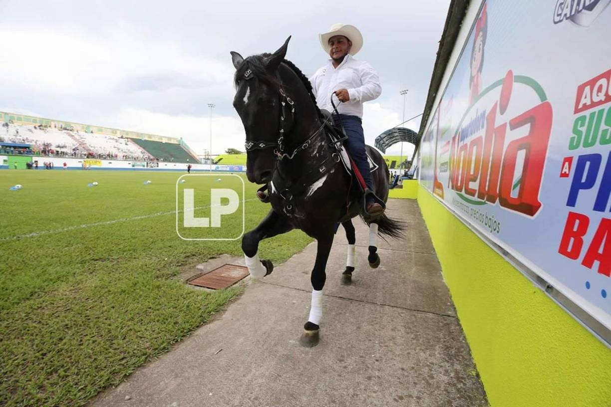 Adentro del estadio también hubo ambiente con caballos.