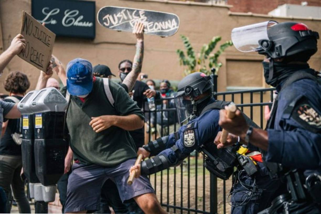 El fiscal general de Kentucky, Daniel Cameron, explicó en una rueda de prensa que, después de una 'investigación exhaustiva', su equipo determinó que los agentes que dispararon contra Taylor no violaron la ley estatal, porque lo hicieron en respuesta a los disparos del novio de la joven, Kenneth Walker, que tenía licencia de armas.