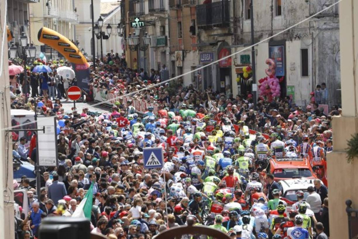 El paquete de salida durante el inicio de la 4ª etapa de la 99 edición del Giro de Italia, la segunda competencia en importancia del mundo del ciclismo. Esta etapa se disputó entre Catanzaro y Praia a Mare sobre 200 kilómetros. / AFP .