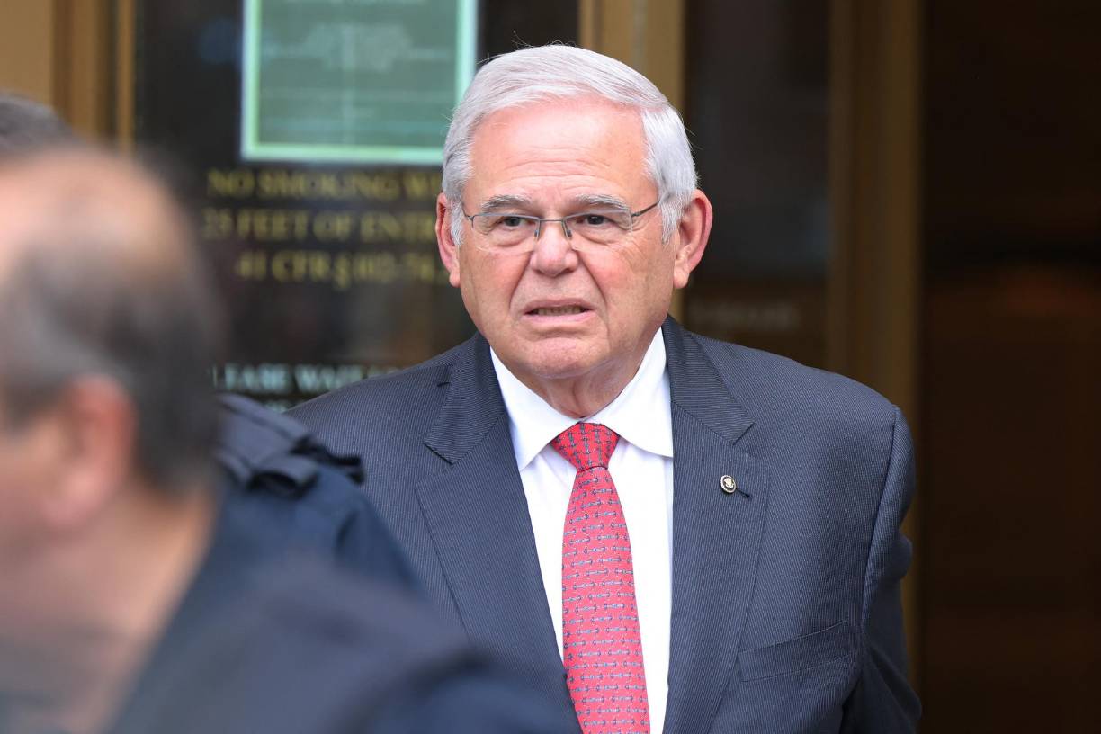 Dos de estos empresarios, Fred Daibes y Wael Hana, comparecen en el banquillo junto al senador, mientras un tercero, José Uribe -quien obsequió el Mercedes a Arslanian- aceptó colaborar con la justicia tras declararse culpable.