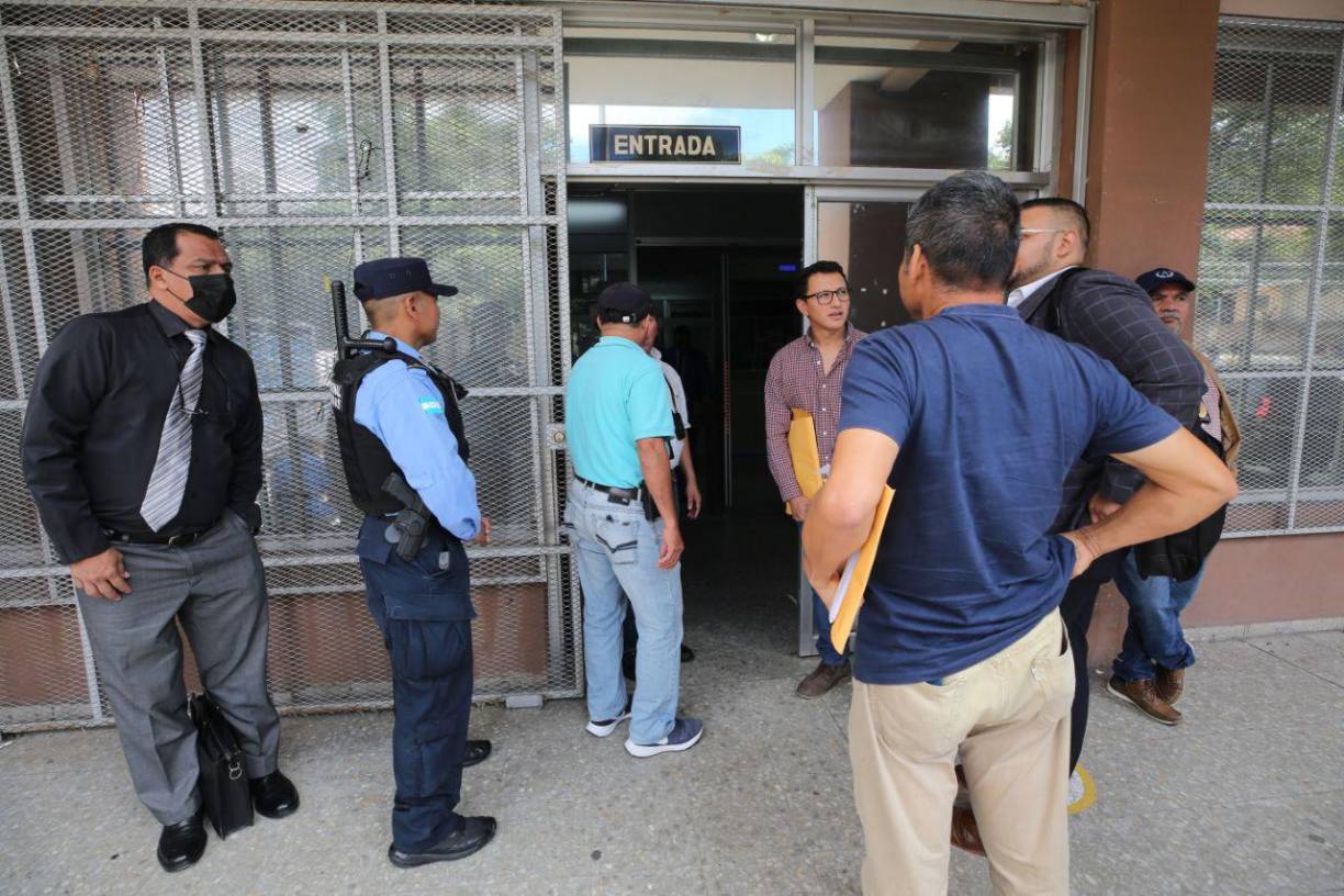 En la entrada hay policías revisando a los ciudadanos que quieren ingresar a realizar gestiones al Ministerio Público.