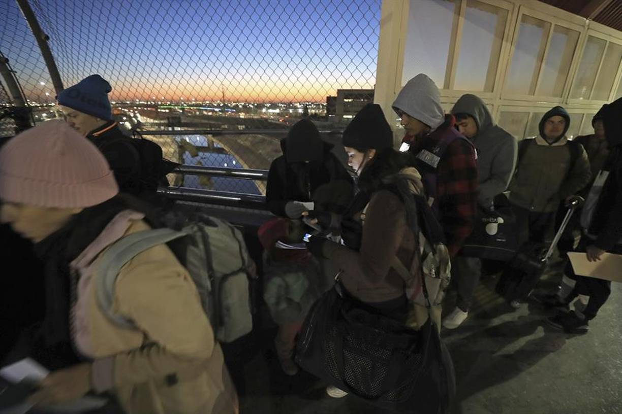 “Siento tristeza, desilusión porque tengo nueve meses aquí, esperando cita, haciendo las cosas bien. ¿Cómo me regreso yo a un país donde no tengo nada? Vendí todo lo que tenía, mi casa, mis cosas. Ahora no sé ni qué hacer”, apuntó tras relatar que vendió todas sus pertenencias en Venezuela con la esperanza de empezar una nueva vida en Estados Unidos.