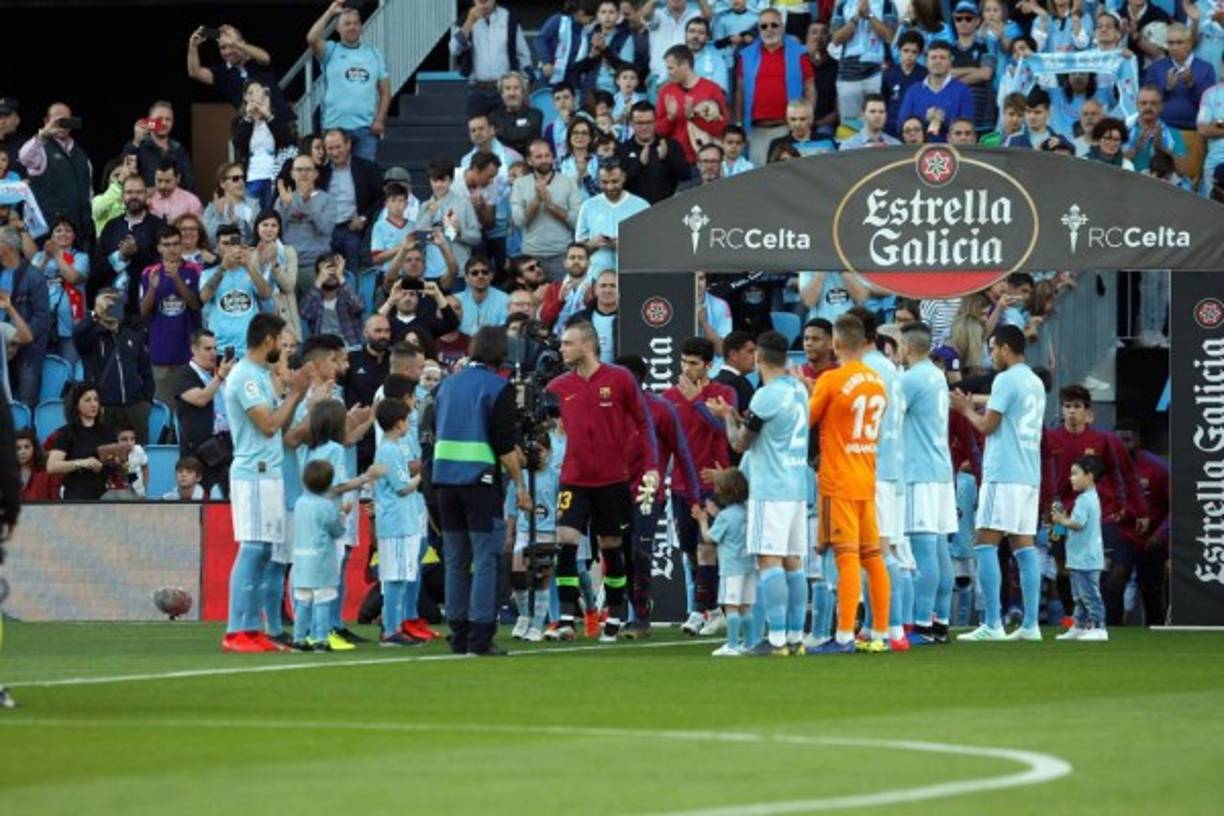 Así fue el pasillo del Celta al Barcelona campeón de la Liga Española. En el fondo, aplauden los aficionados locales.
